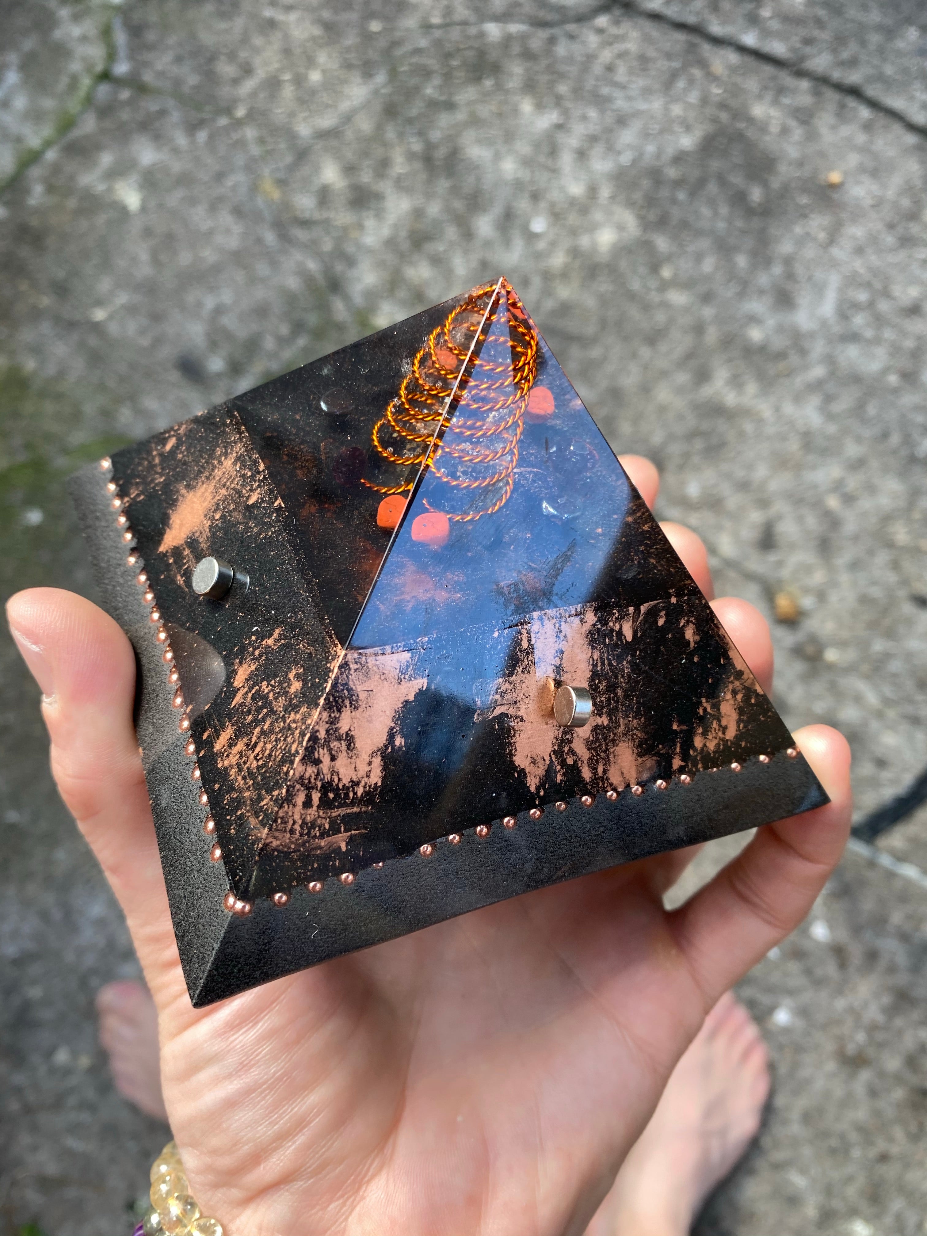 Mega Grounder Orgone Pyramid (Includes 4 Neodymium Magnets)
